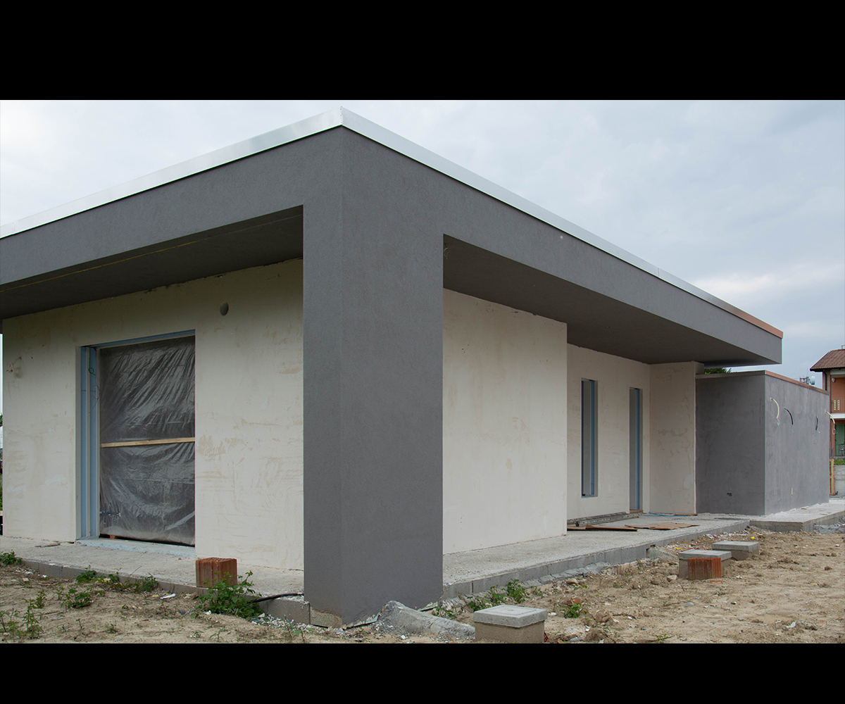 Portfolio Lapis Arredamento - Cantiere casa indipendente Incrocio di volumi immerso nel verde