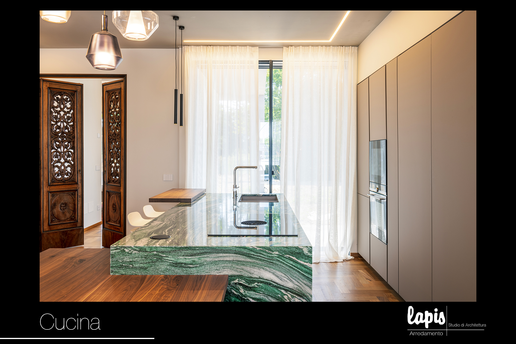 Portfolio Lapis Arredamento - INFLUSSI MARMOREI IMMERSI NEL VERDE Progettazione, Costruzione e Arredamento